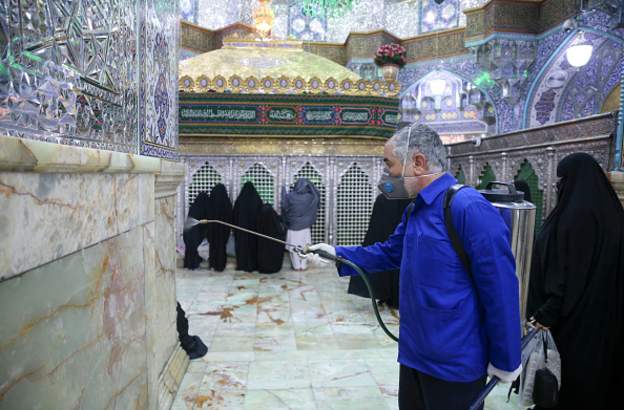 بعد الانتهاء من تعقيم الأضرحة في ايران والعراق.. العملية تنتقل الحرم المكي والمسجد النبوي