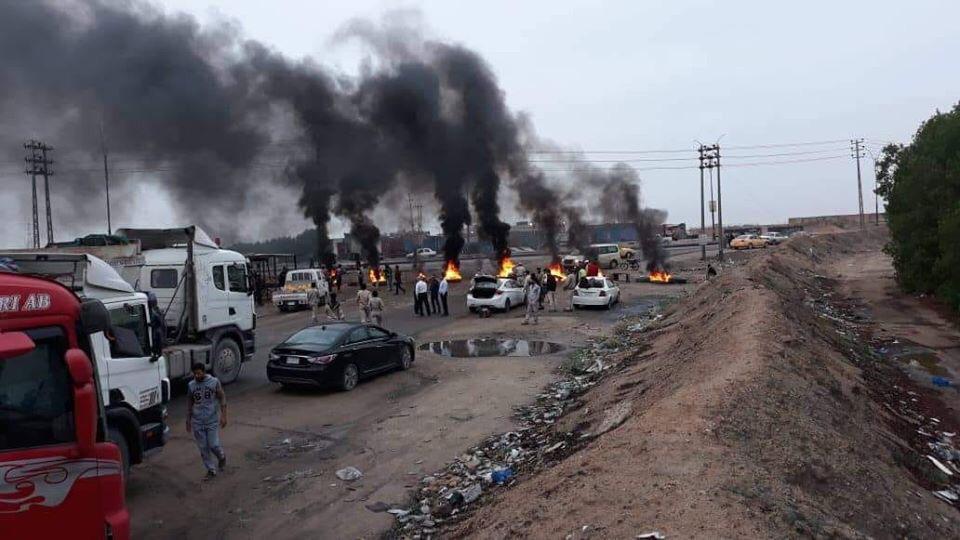 محتجون يقطعون طرقا مؤديةً الى خمسة حقول نفطية وميناءين اقصى جنوبي العراق