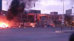 مصابون باستهداف مبنى محافظة البصرة بقنبلة وحرق مقار حزبية في بابل