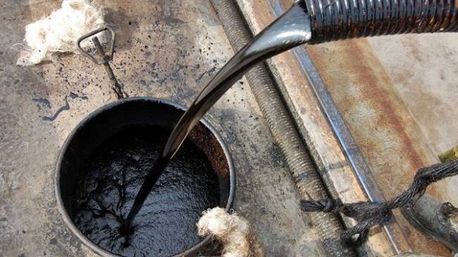 النفط يتراجع بفعل قفزة كورونا