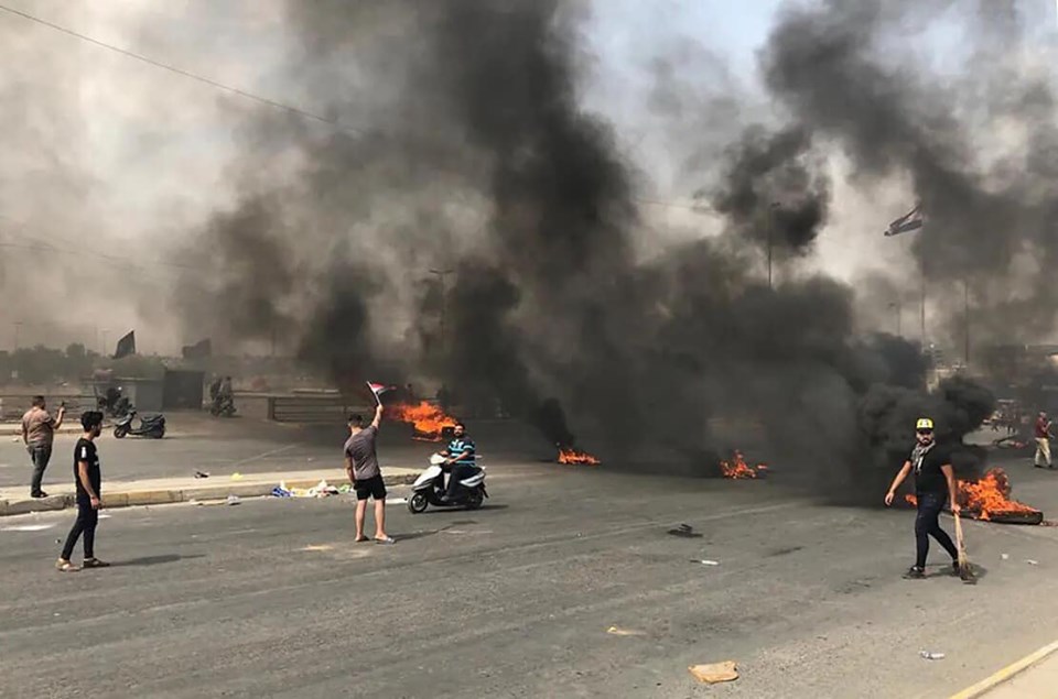 الأمن يغلق وسط بغداد بحواجز ويفتح النار صوب المتظاهرين في مناطق مستعينا بطائرات