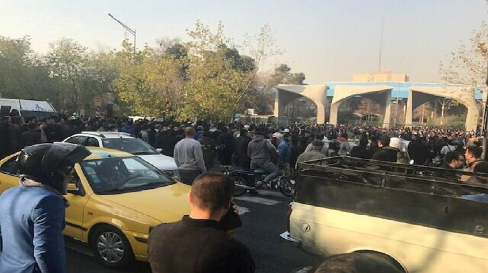 سقوط جرحى بصفوف محتجين ايرانيين ضد رفع أسعار البنزين