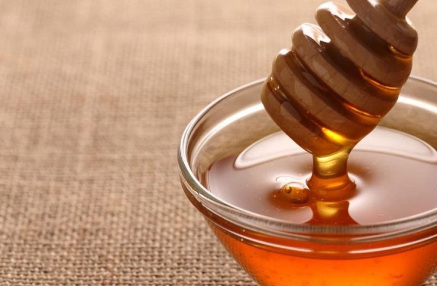 علماء يدرسون خصائص العسل العلاجية لحماية الصحة العالمية من المخاطر