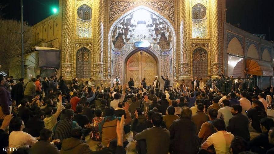 متشددون يتحدون حظر كورونا في إيران