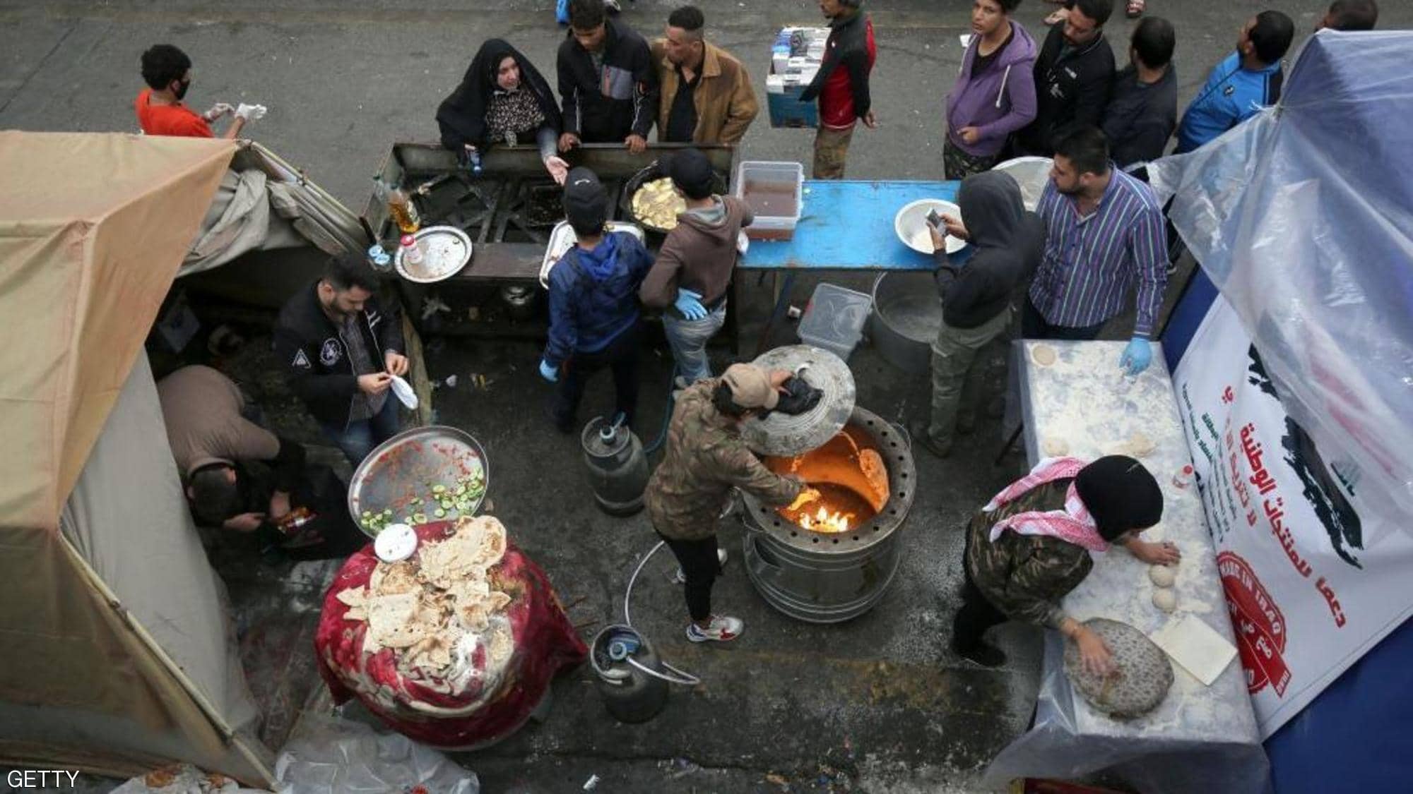 في عاصمة احتجاجات.. مائدة "غير طائفية" تجمع العراقيين
