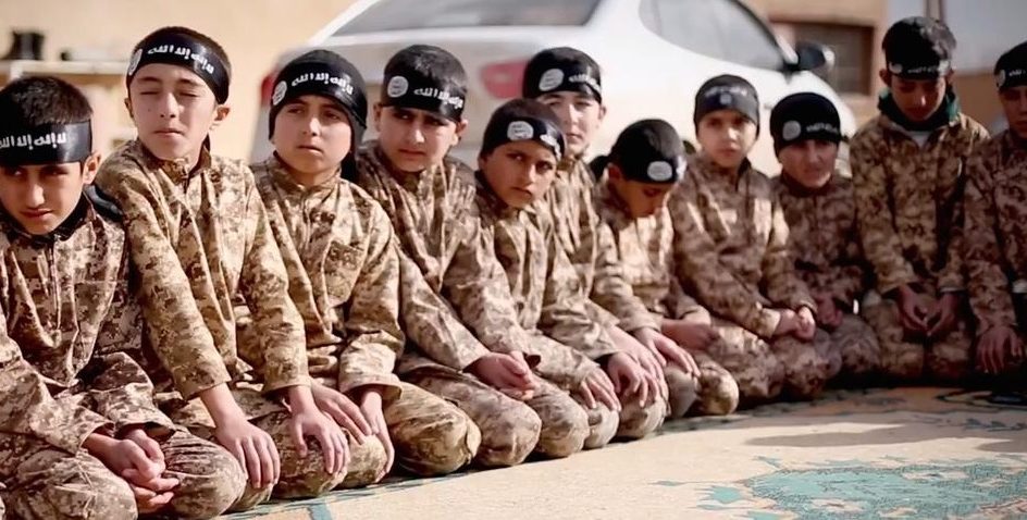 العراق يسلم 188 طفلا تركيا خلفهم "داعش" إلى بلادهم