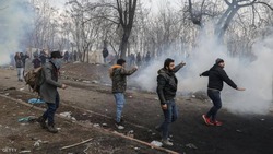 Greece pushes back migrants after Turkish border 'onslaught'