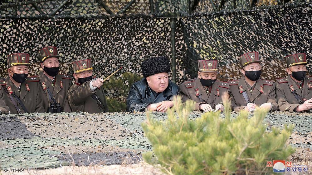 الصورة تتكلم.. زعيم كوريا الشمالية "يتحدى" فيروس كورونا