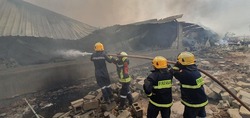 صور .. فرق الاطفاء تخمد حريقا اتى على 6 مخازن تجارية في اربيل