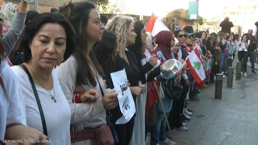 محتجون لبنانيون يمنعون دخول مواكب السيارات التي تقل النواب إلى مبنى البرلمان
