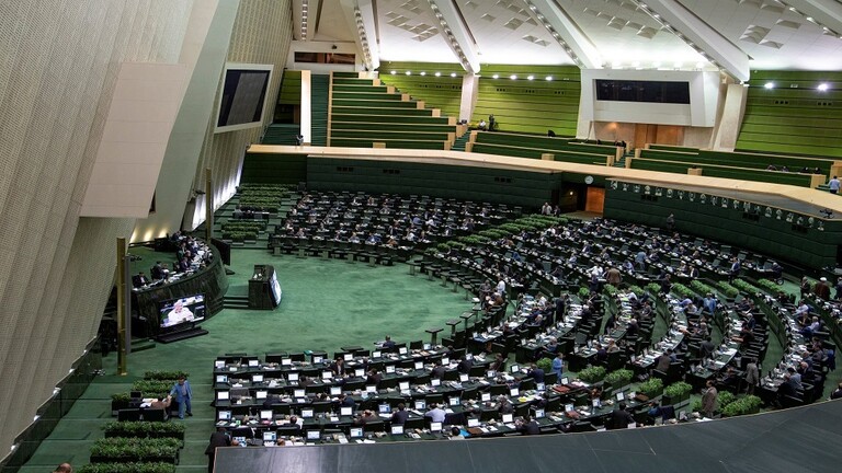 البرلمان الإيراني يرفض تعطيل البلاد وفرض حجر صحي كامل لمدة شهر