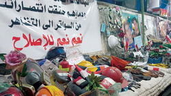 تتضمن ملابس وبقايا عبوات الرصاص.. "معارض الألم" تنتشر بساحة التحرير