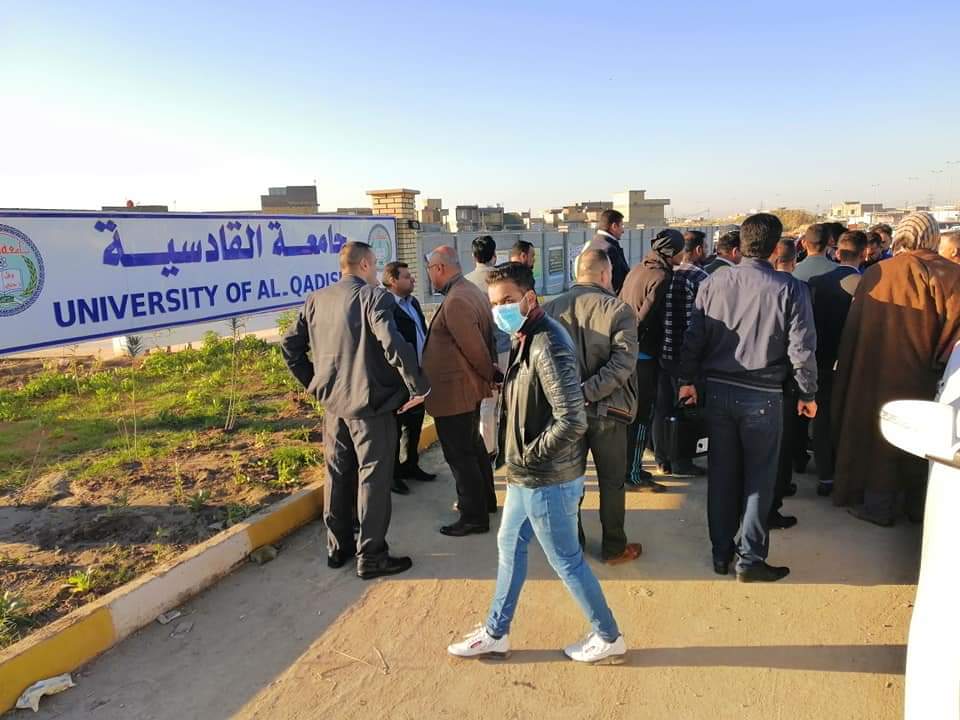 محتجون يغلقون جامعة القادسية
