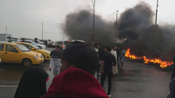 Protesters block the main streets of three Iraqi provinces
