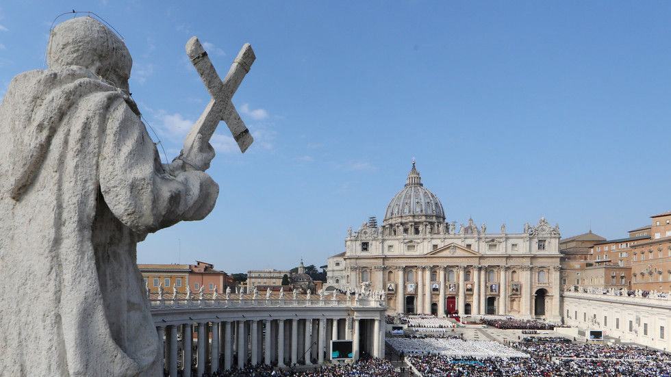 Iraqi asylum seeker threatens to set himself on fire in Vatican