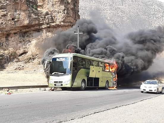 صور .. اندلاع حريق في باص لنقل المسافرين على طريق دولي في اقليم كوردستان