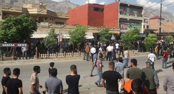 صور .. تظاهر المئات من اهالي بلدة في اقليم كوردستان فقدت اربعة بالقصف التركي