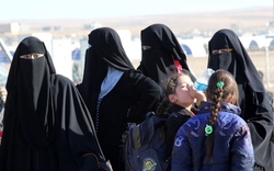 محافظة عراقية تقرُّ بعودة أسر لعناصر داعش بعد "البراءة" و"تطليق" النساء