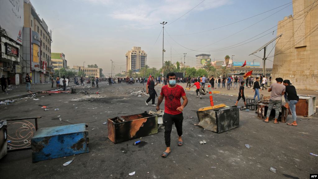 حصيلة قتلى احتجاجات العراق ترتفع لـ35 والمتظاهرون يكسرون حظر التجول