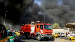 35 فرقة اطفاء تعمل على اخماد حريق بمخازن تجارية شرقي بغداد