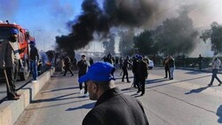 اشتباكات بين "القبعات الزرق" والمتظاهرين في الديوانية والشرطة تتدخل