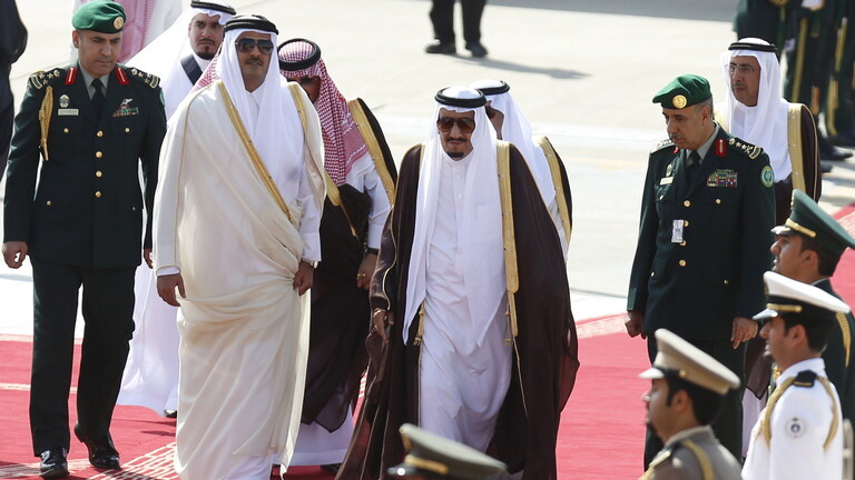 أمير قطر يغيب عن القمة الخليجية في الرياض ويكلف رئيس وزرائه بحضورها
