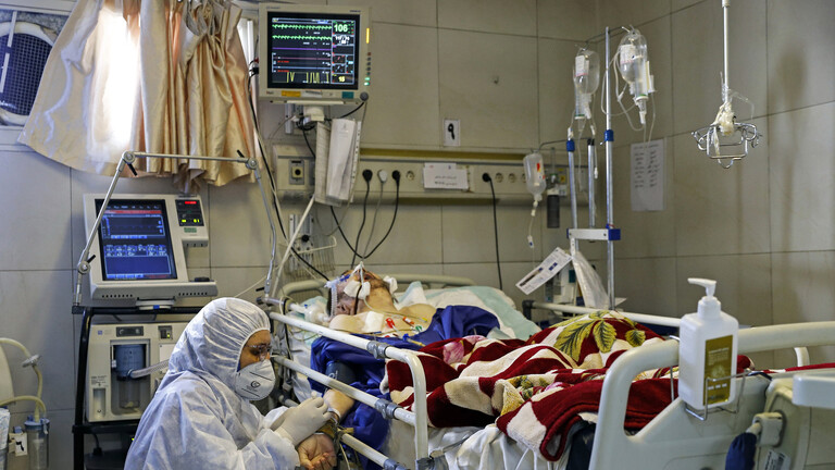 ممرضة إيرانية تبكي بحرقة وتناشد: لا تخرجوا من بيوتكم