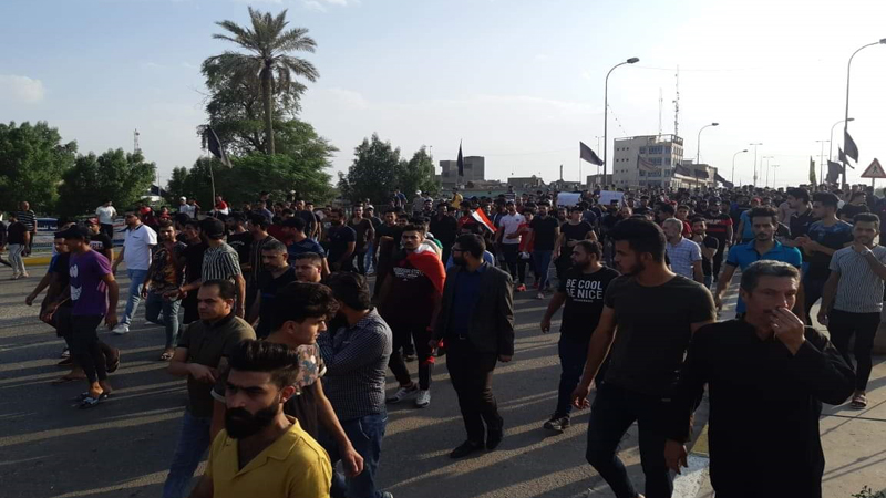 After al-Sadr supporter’s attack ... the protesters send the "last chance"to Al- Sistani