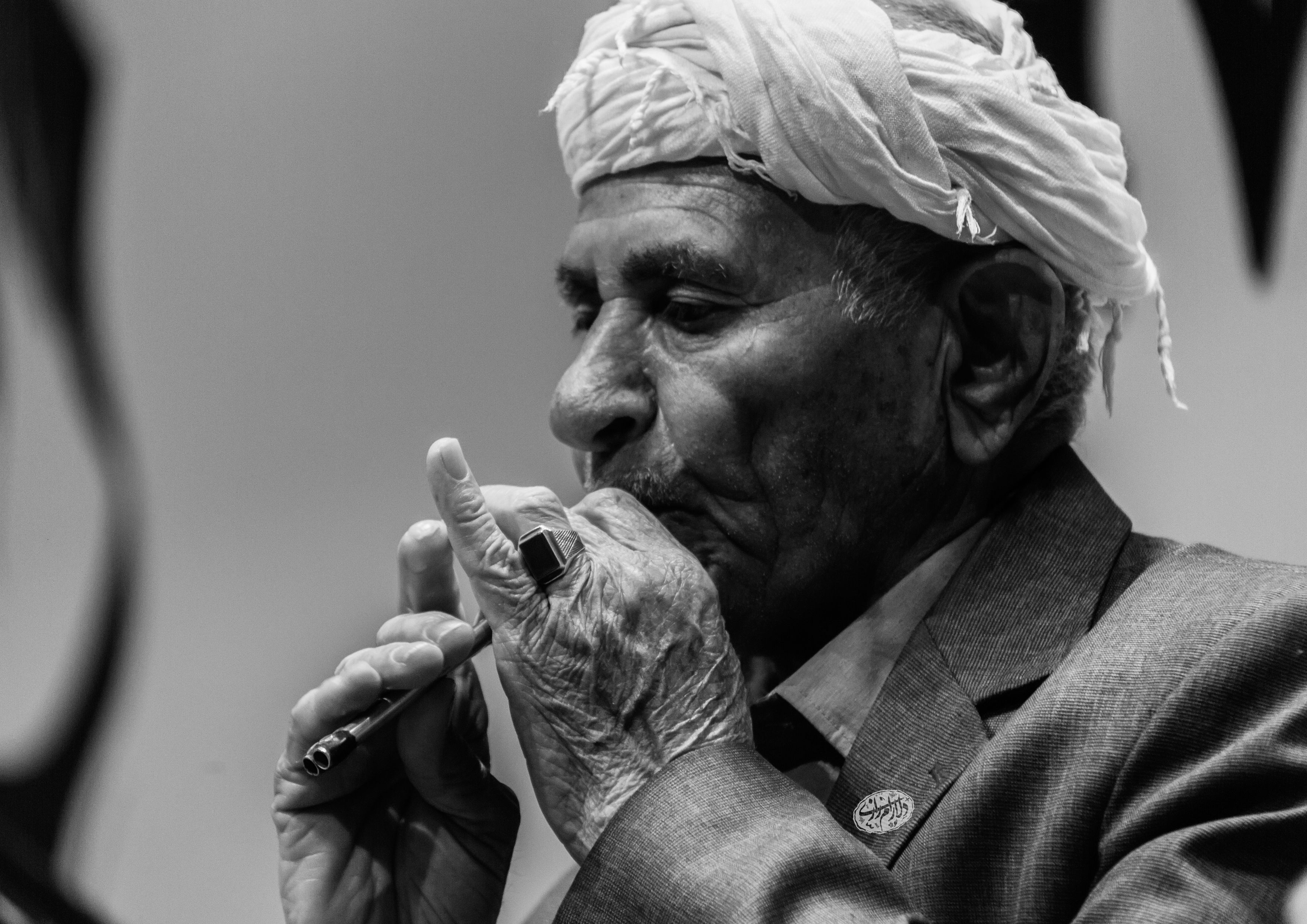 فيديو .. عازف كوردي فيلي يهدي مقطوعة حزينة لضحايا كوردستان سوريا