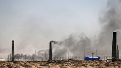 صور.. حرق القمامة ودخان المصانع يخنق العراقيين