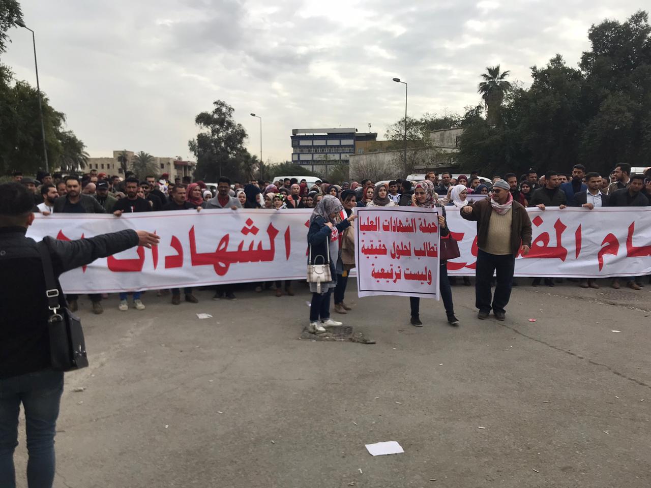 الشهادات العليا يعاودون احتجاجاتهم ووزارة تمنعهم من المرور من امام مبناها وسط بغداد