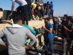 فيديو.. لحظة سيطرة محتجين على مدرعة عراقية في البصرة