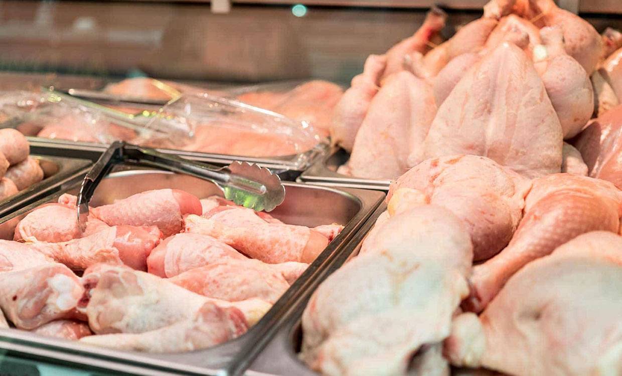 ارتفاع أسعار الدجاج بايران وتوزيعها في بعض المدن ببطاقات الهوية