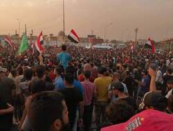 المحتجون يقطعون طرقا حيوية في بغداد وصدامات مع الامن وحصيلة الضحايا ترتفع
