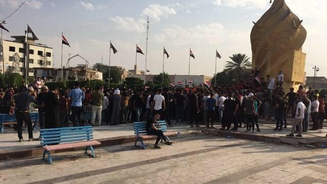 مسلحون يرشقون متظاهرين بالرصاص الحي في كربلاء