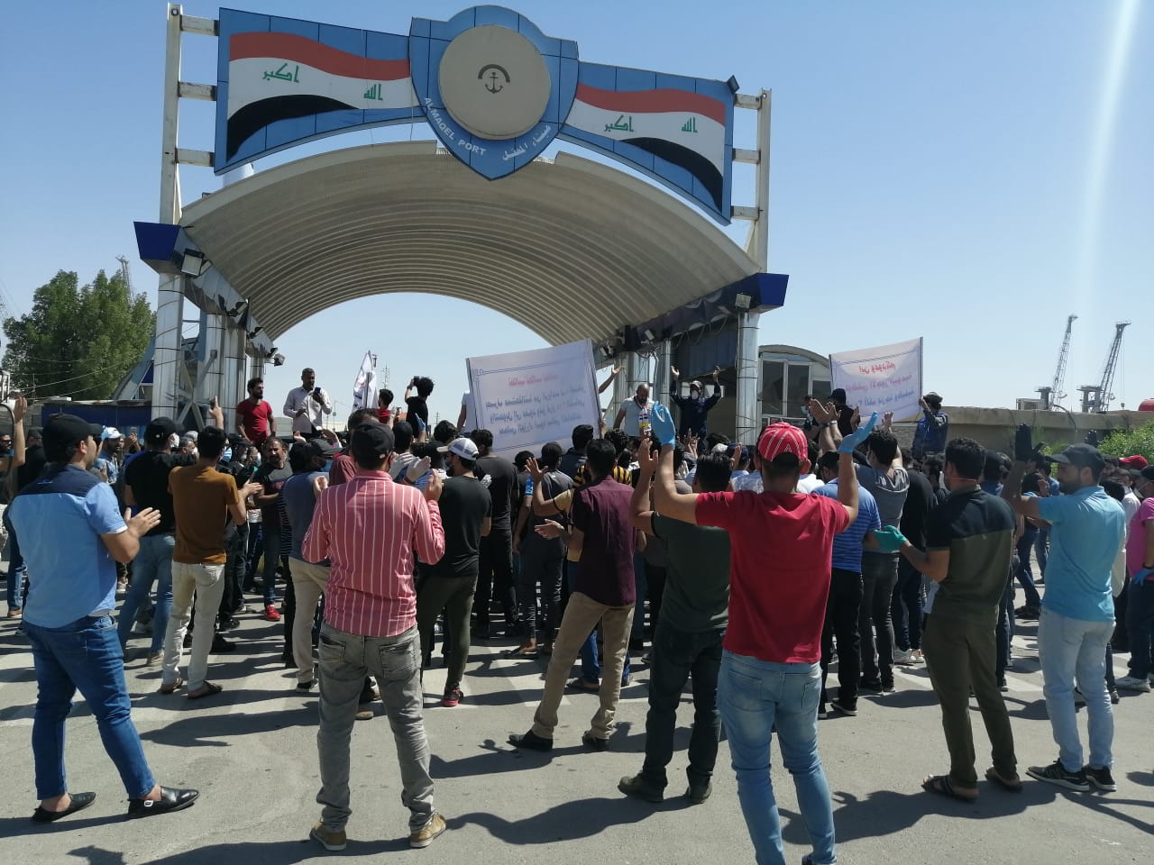 Hundreds of demonstrators gather south of Iraq demanding their wages be paid