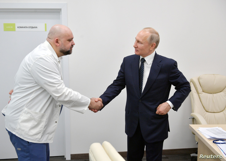بوتين تجول إلى جانب طبيب.. فتبين أنه مصاب بكورونا