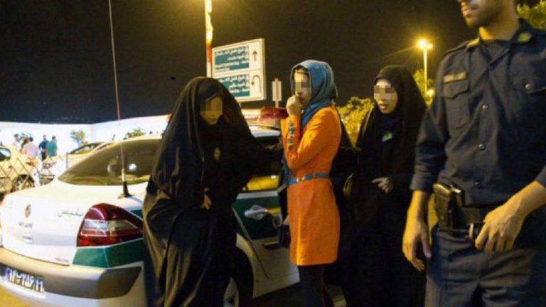 إيران تعتقل 60 شخصاً بتهمة إقامة حفلة مختلطة