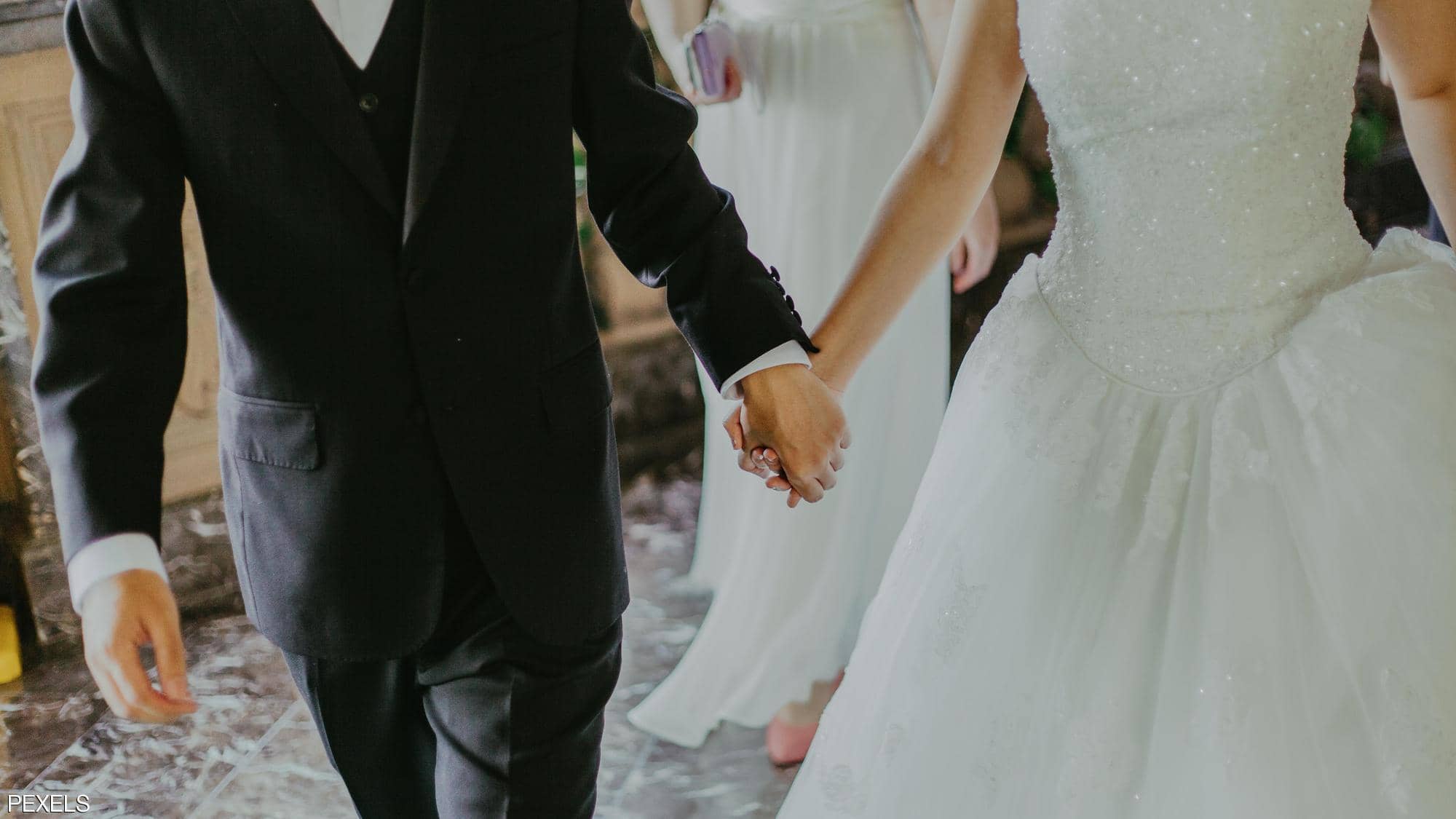"أزمة مباغتة" تلغي حفلات زفاف 7 آلاف عريس وعروسة