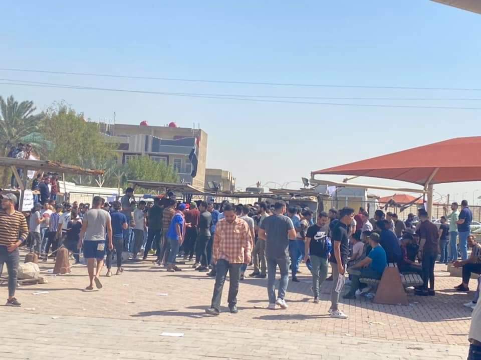 صور .. متظاهرون يغلقون وزارة في بغداد