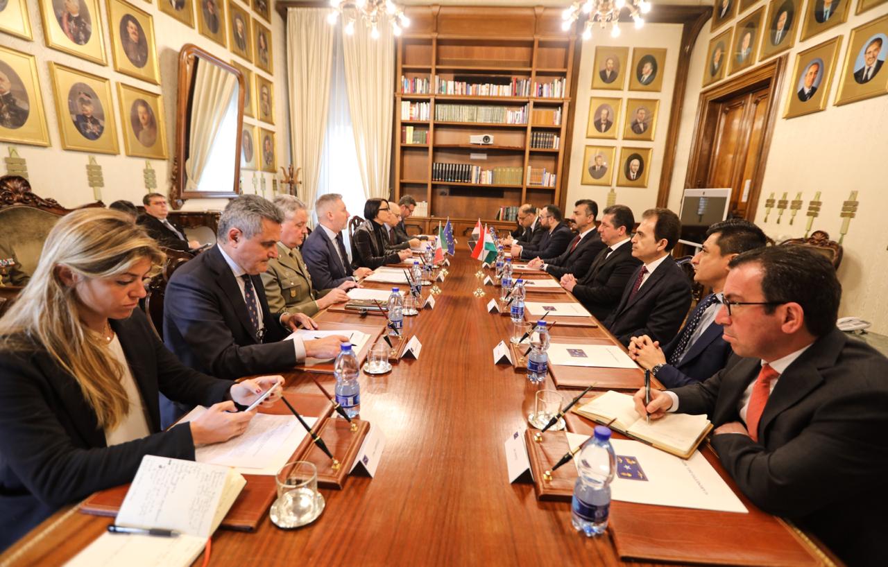 مسرور بارزاني يجري مباحثات امنية وعسكرية مع وزير الدفاع الايطالي