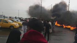 محتجون يغلقون شوارع رئيسة بثلاث محافظات عراقية