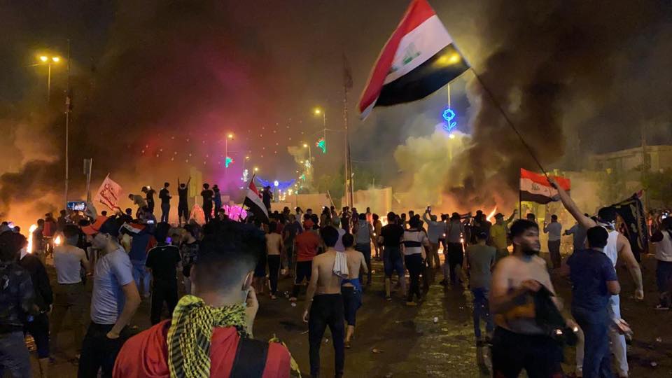 محتجون يضرمون النيران في مقار احزاب اسلامية جنوبي العراق