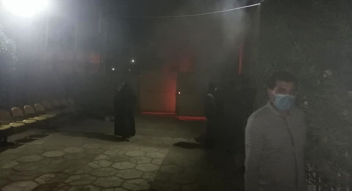 محتجون يحرقون بوابة مختبر لفحص كورونا جنوب العراق