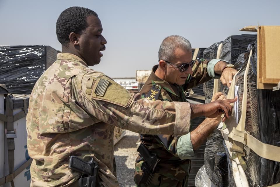 بالصور.. التحالف الدولي يزود البيشمركة شحنة تجهيزات لمكافحة "داعش"