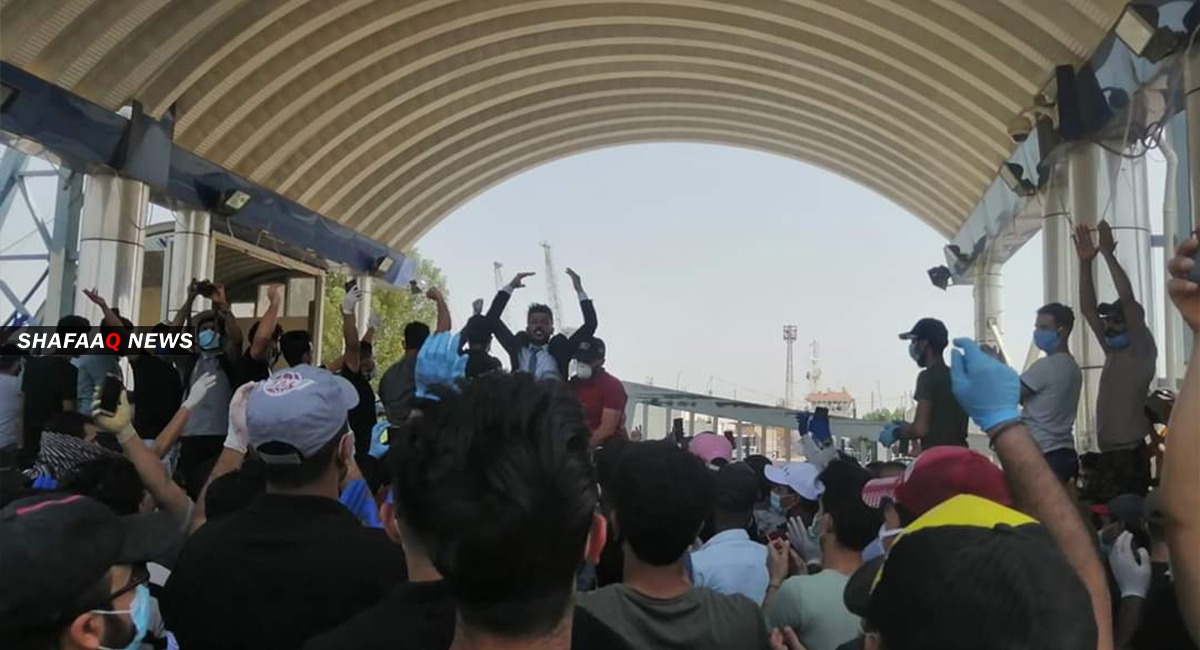 تظاهرة قرب قيادة شرطة البصرة للمطالبة بإطلاق سراح محتج