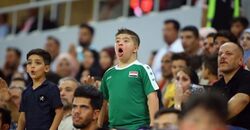 طفل عراقي يخطف الأنظار في مباراة منتخب بلاده مع اليمن