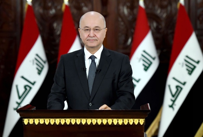 في لقطة ملفتة.. الرئيس العراقي يرفع شعار "نريد وطن".. فما اصل الحكاية