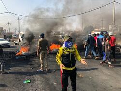 محتجو البصرة يقطعون طرق الوصول لمصفى نفطي جديد