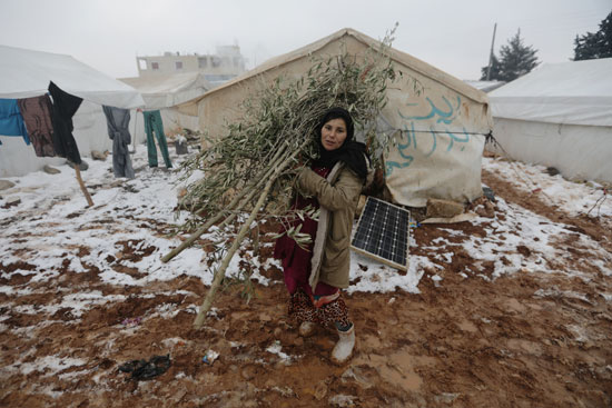 سوريون بلا مأوى يحرقون القمامة بحثا عن الدفء